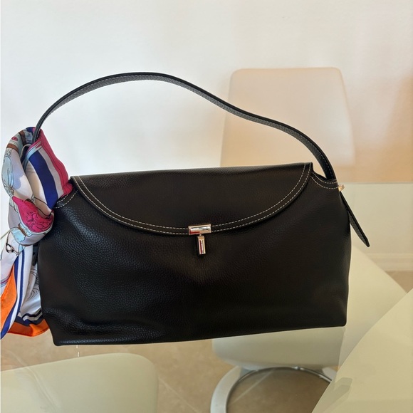 Elegant Black Leather Handbag - Picture 1 of 10